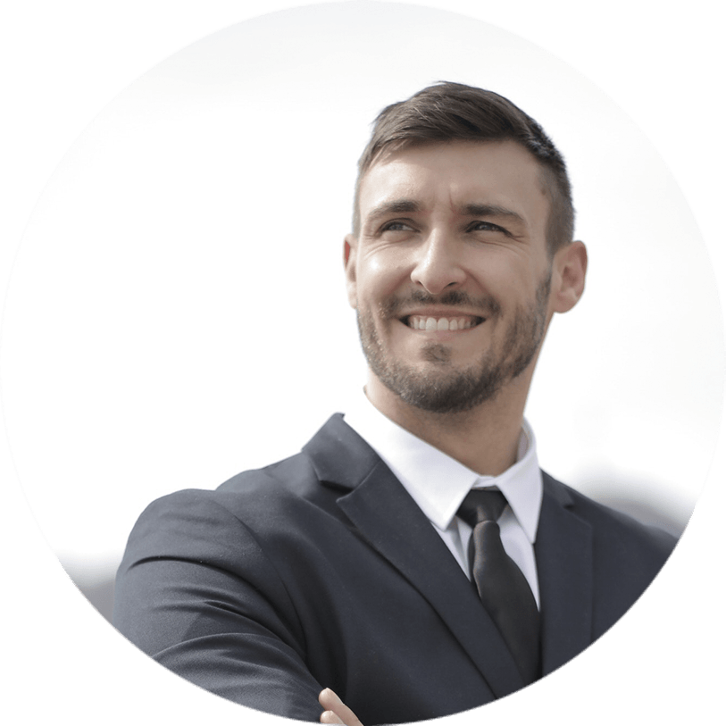 Foto de un ejecutivo sonriendo. Luce joven y lleva traje y corbata. 