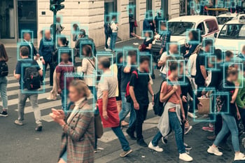 La analítica de una videocámara detecta los rasgos faciales de una multitud de personas que camina por una calle concurrida.