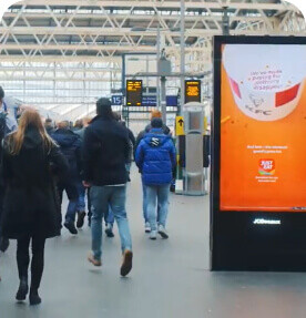 Imagen de un kiosko digital en el interior de un aeropuerto.