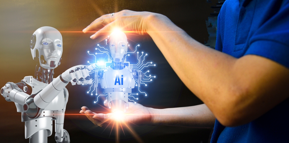 Un robot AI aparece entre dos manos humanas, demostrando que es una herramienta poderosa para el trabajo diario. 