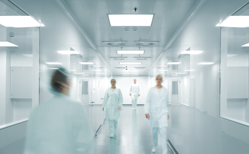 En el pasillo de un hospital, la circulación de enfermeras luce fluido y dinámico. 