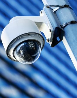 Imagen de una cámara de videovigilancia tipo domo instalada en una calle. 
